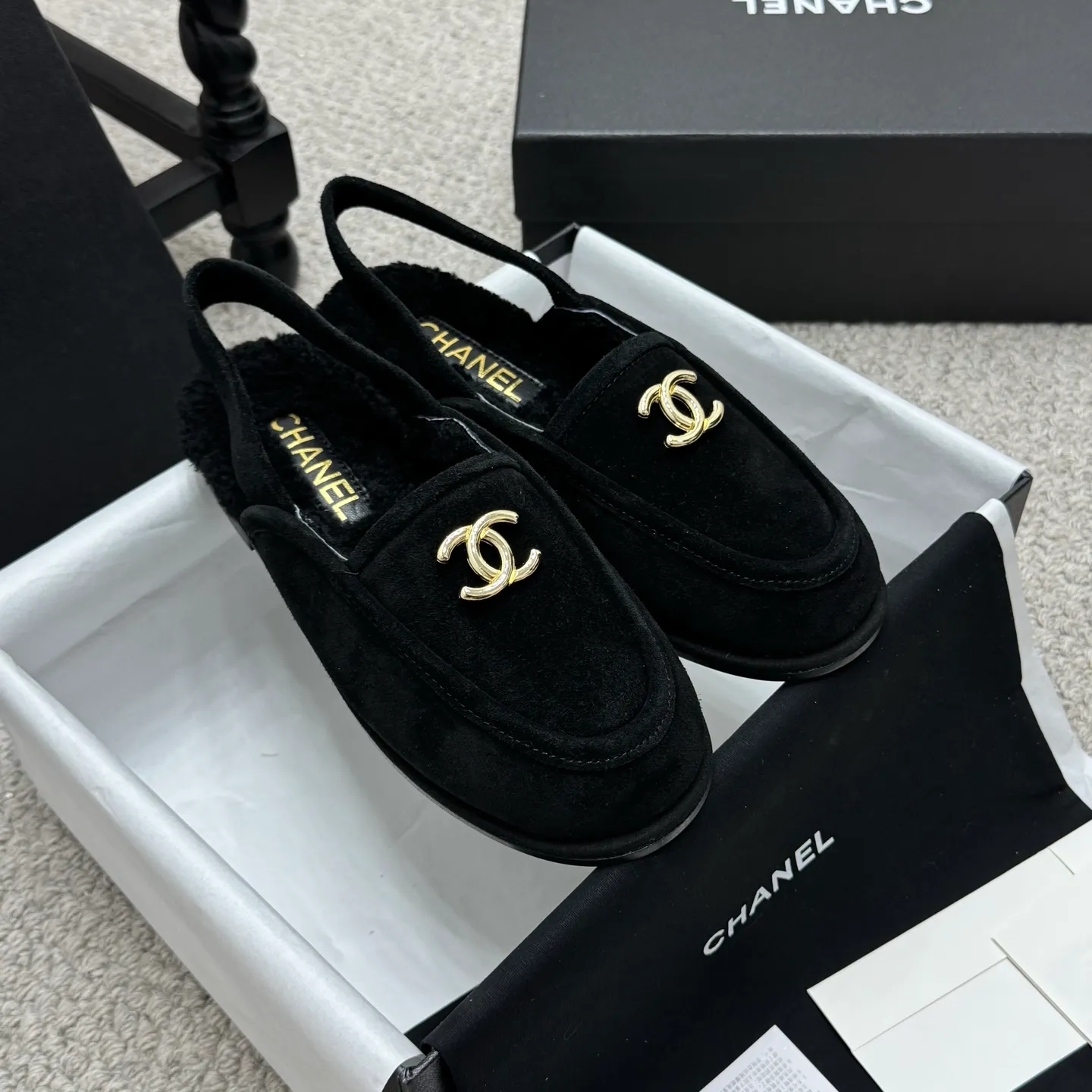 👟👟Ex-factory price 600👟👟 Classic model 🇨🇳ChaneL 25K Teddy fur loafers Simple and high-end design, super versatile! Double C logo embellishment! Imported suede has the texture of natural animal leather visible to the naked eye! The top version is stress-free when entering and exiting the cabinet. It has a bookish texture on the feet and feels great on the feet. Versatile item. ✅Upper: Customized imported suede. ✅Inner lining: imported lamb wool. ✅Outsole: imported genuine leather. ✅Size: 35-40. ✅Comes with a full set of packaging.